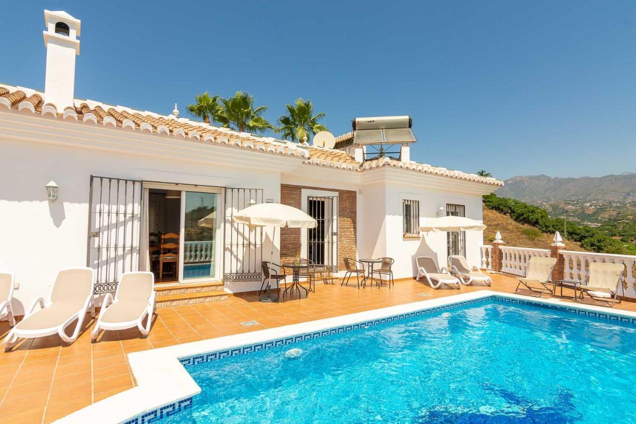 VILLA ANDALUCÍA: cerca de todo, intimidad y espacio Nerja Exterior foto