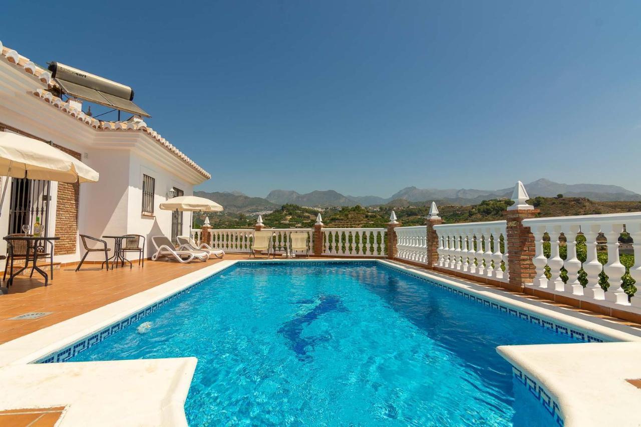 VILLA ANDALUCÍA: cerca de todo, intimidad y espacio Nerja Exterior foto