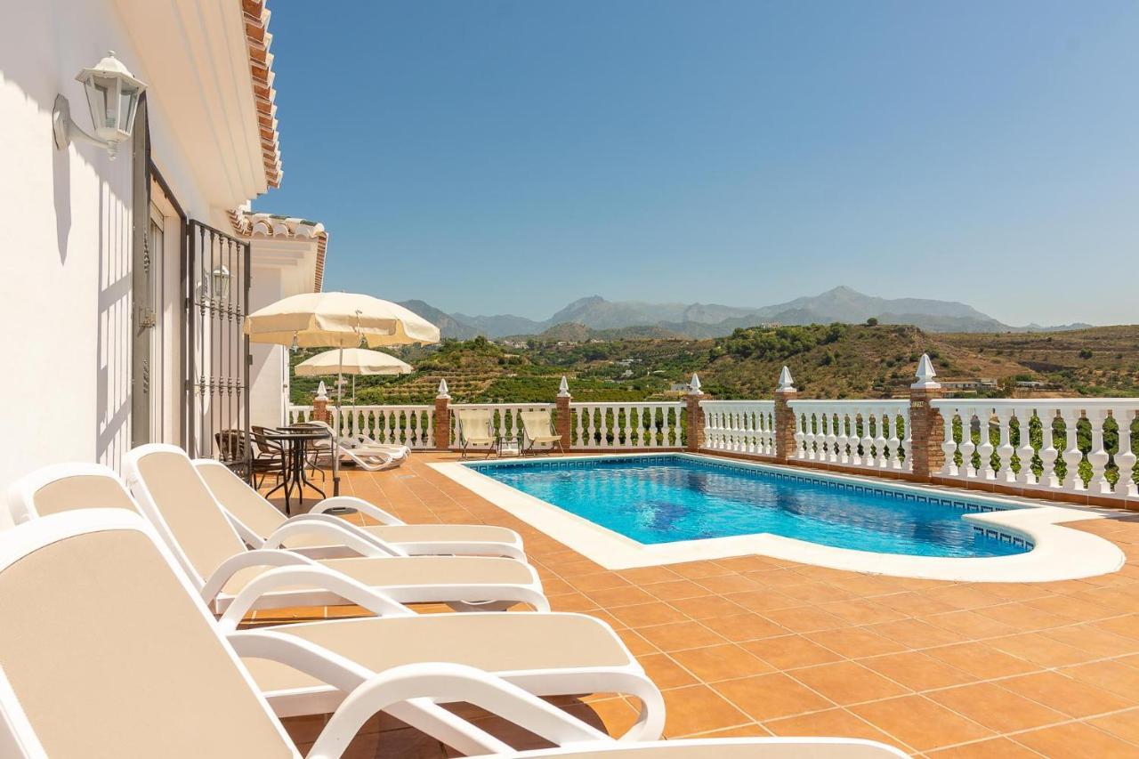 VILLA ANDALUCÍA: cerca de todo, intimidad y espacio Nerja Exterior foto